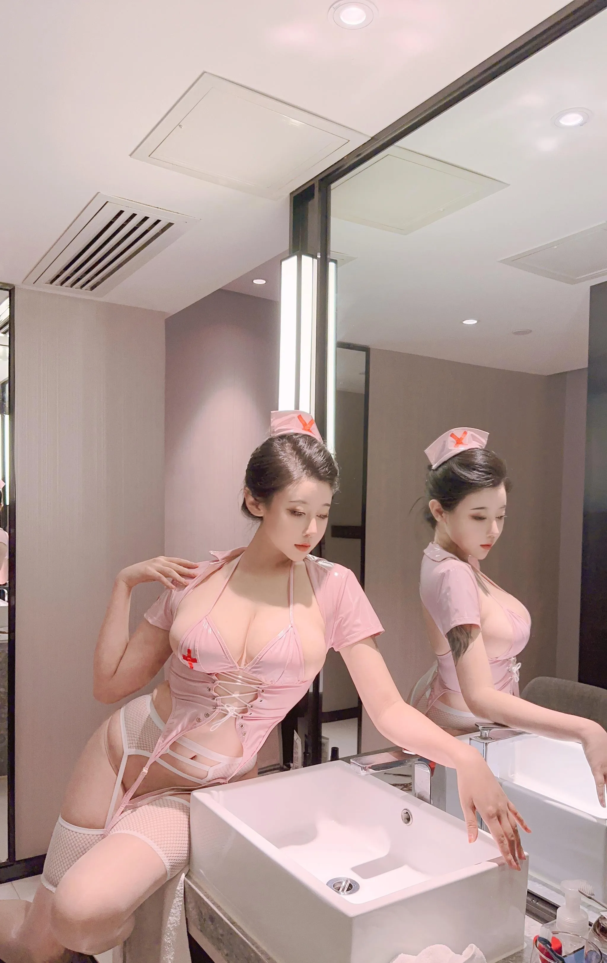 奈汐酱nice – NO.60 粉色护士 [36P]插图3